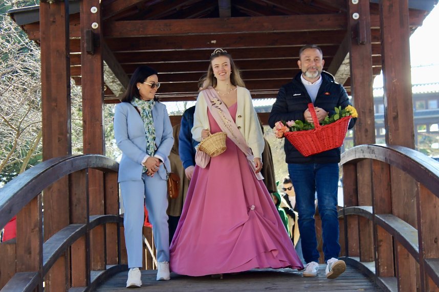 Einhundertundzwanzig Kindergartenkinder feierten mit ihren Erzieherinnen und Erziehern das 20. Jubil&auml;um des Schwefel-Sole-Heilbades Bad Langensalza mit einem Festumzug