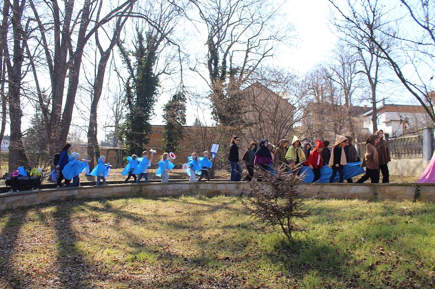 Einhundertundzwanzig Kindergartenkinder feierten mit ihren Erzieherinnen und Erziehern das 20. Jubil&auml;um des Schwefel-Sole-Heilbades Bad Langensalza mit einem Festumzug