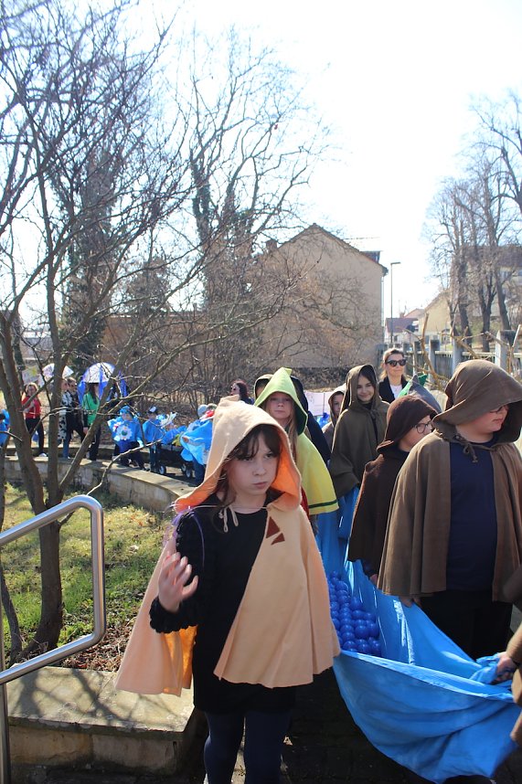 Einhundertundzwanzig Kindergartenkinder feierten mit ihren Erzieherinnen und Erziehern das 20. Jubil&auml;um des Schwefel-Sole-Heilbades Bad Langensalza mit einem Festumzug