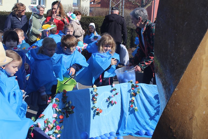 Einhundertundzwanzig Kindergartenkinder feierten mit ihren Erzieherinnen und Erziehern das 20. Jubil&auml;um des Schwefel-Sole-Heilbades Bad Langensalza mit einem Festumzug