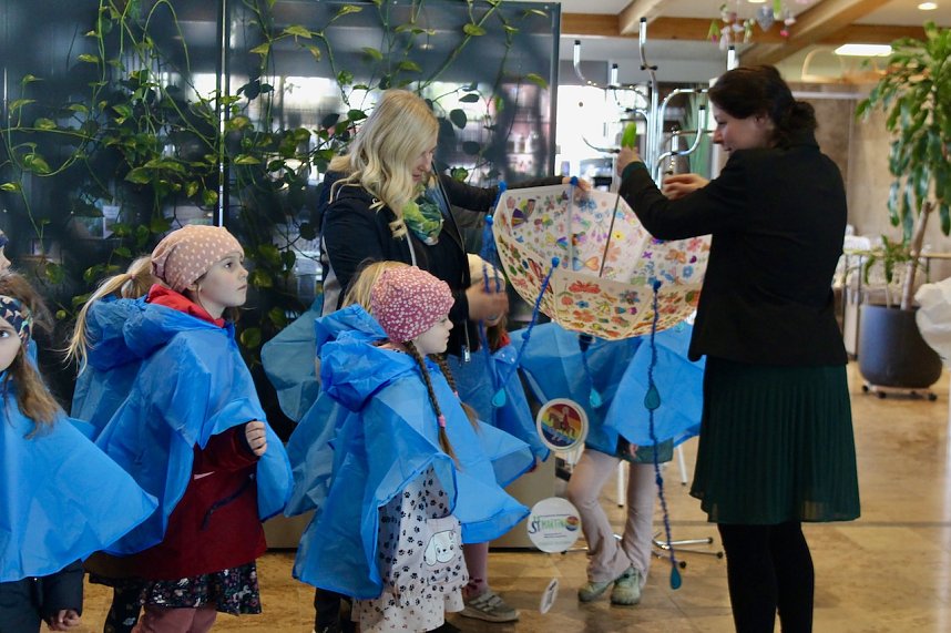 Einhundertundzwanzig Kindergartenkinder feierten mit ihren Erzieherinnen und Erziehern das 20. Jubil&auml;um des Schwefel-Sole-Heilbades Bad Langensalza mit einem Festumzug