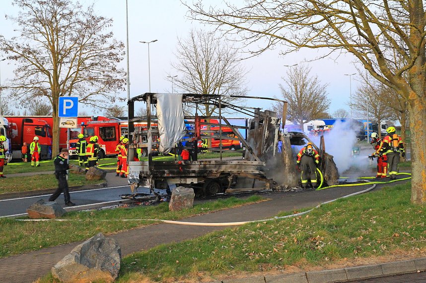 LKW brannte auf der Autobahn-Rastst&auml;tte