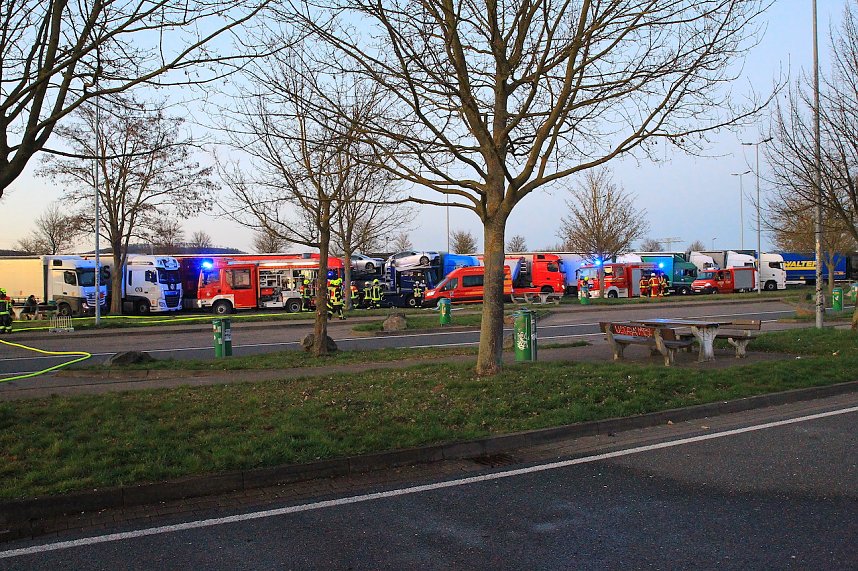 LKW brannte auf der Autobahn-Rastst&auml;tte