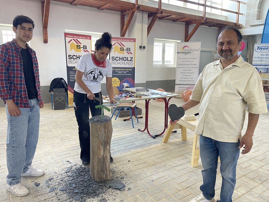 Handwerkeraktionstag in Sondershausen - Dachdeckermeisterin Kristin Scholz zeigt, wie man eine Schindel in Herzform bringt