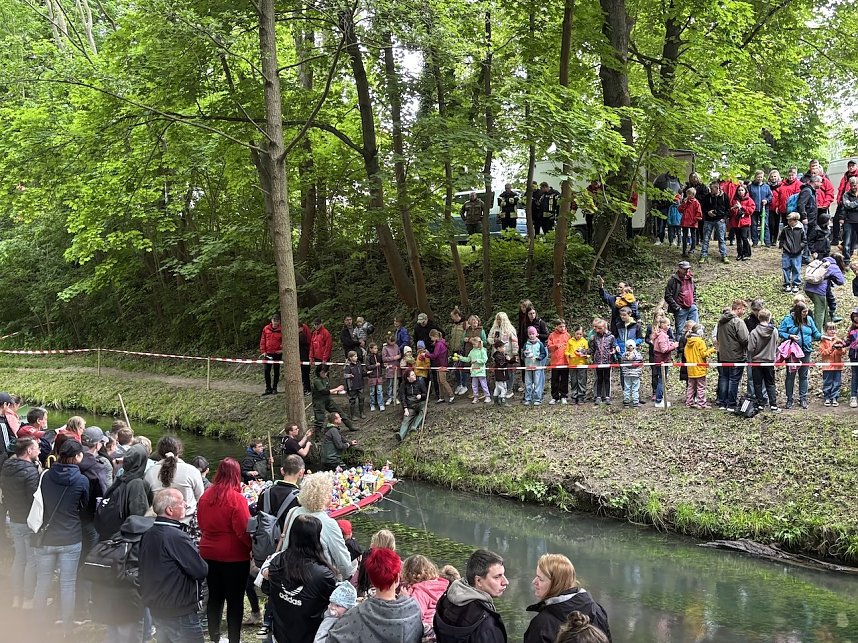 Menschen und Enten am und im Wasser