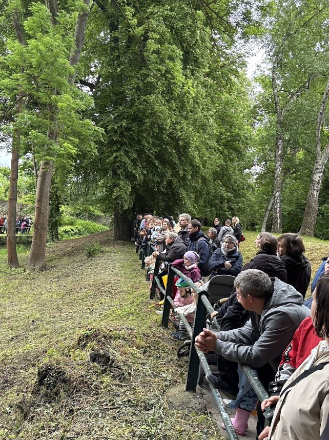 Menschen und Enten am und im Wasser