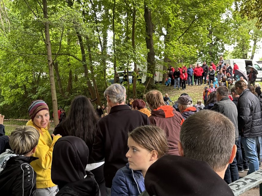 Menschen und Enten am und im Wasser