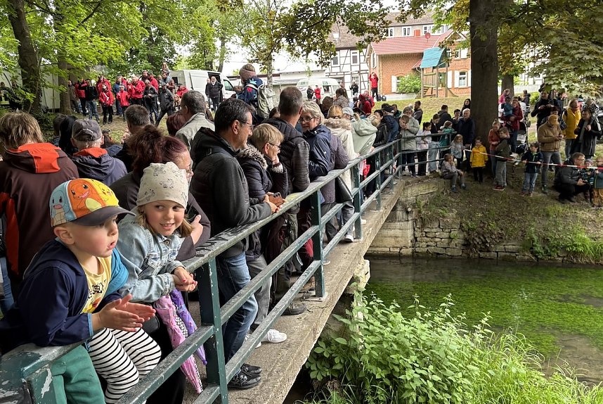 Menschen und Enten am und im Wasser