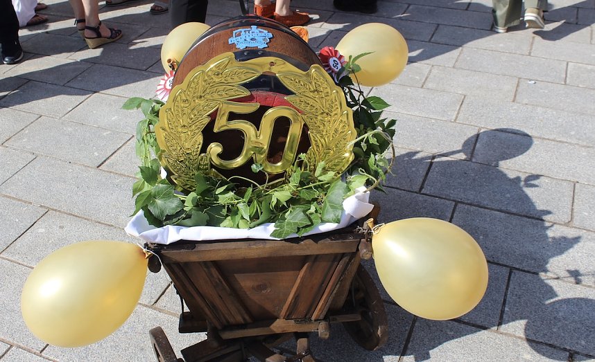 Goldenes Abitur in Bad Langensalza wurde vom Jahrgang 1975 mit einem F&auml;sschen Bier gefeiert