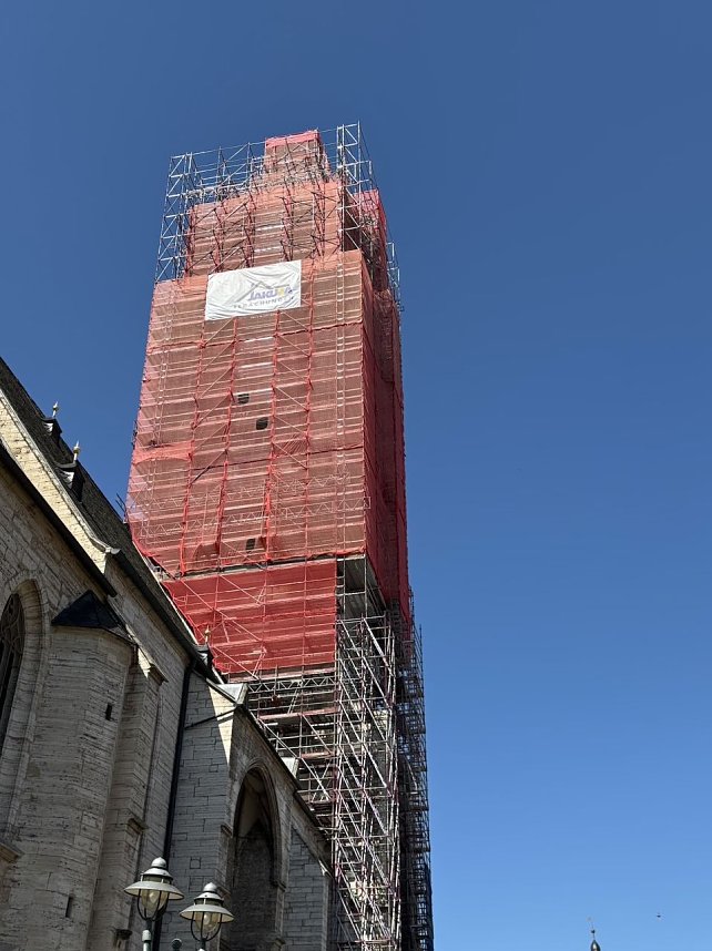 Einger&uuml;steter Kirchturm in Bad Langensalza 