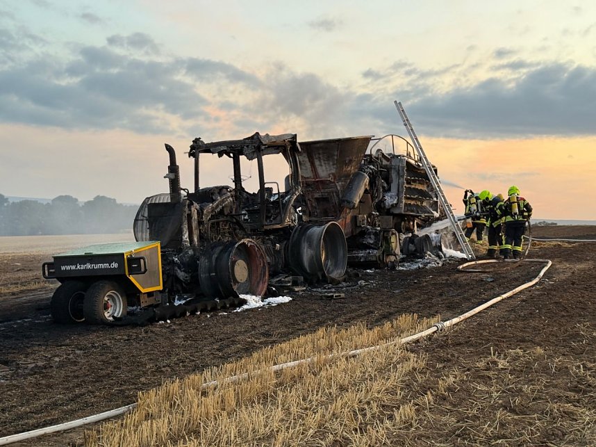 Hoher Schaden nach Feuer auf dem Feld