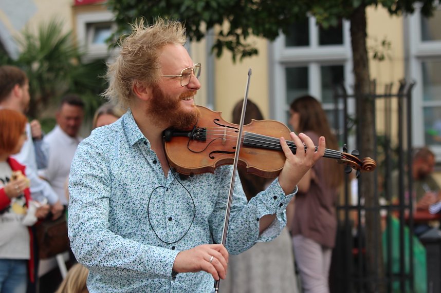 Gute Stimmung auf dem Kornmarkt beim BaLaTon in Bad Langensalza