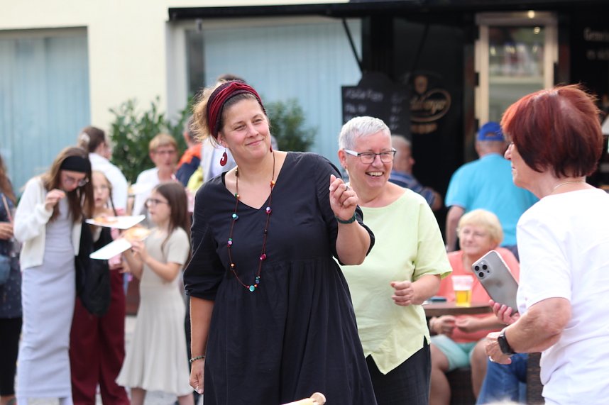 Gute Stimmung auf dem Kornmarkt beim BaLaTon in Bad Langensalza