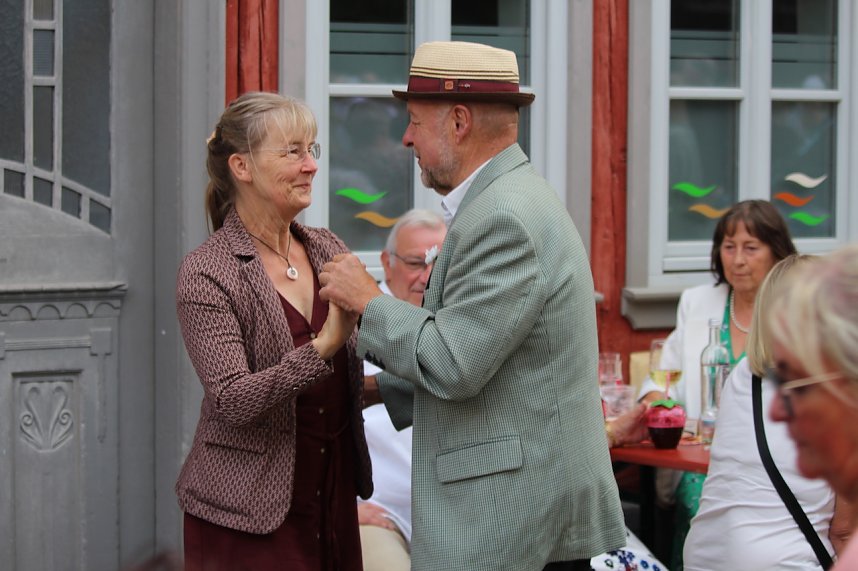 Gute Stimmung auf dem Kornmarkt beim BaLaTon in Bad Langensalza