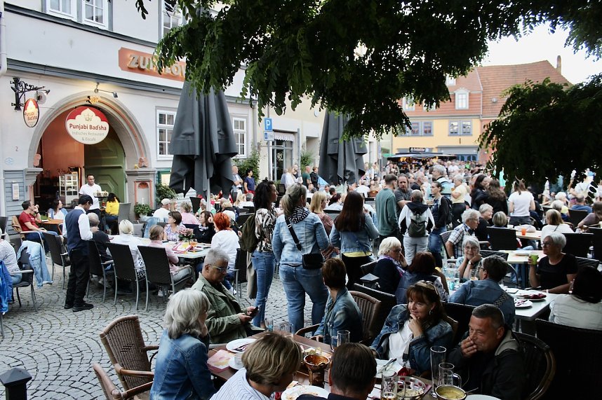 Gute Stimmung auf dem Kornmarkt beim BaLaTon in Bad Langensalza