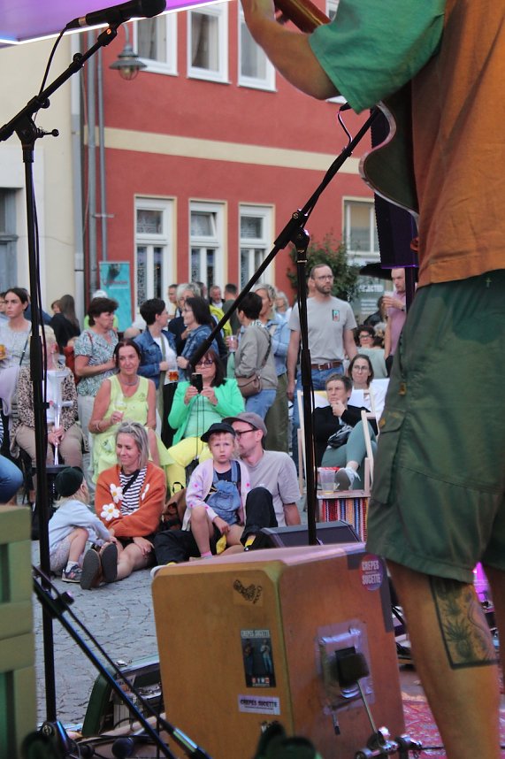 Gute Stimmung auf dem Kornmarkt beim BaLaTon in Bad Langensalza