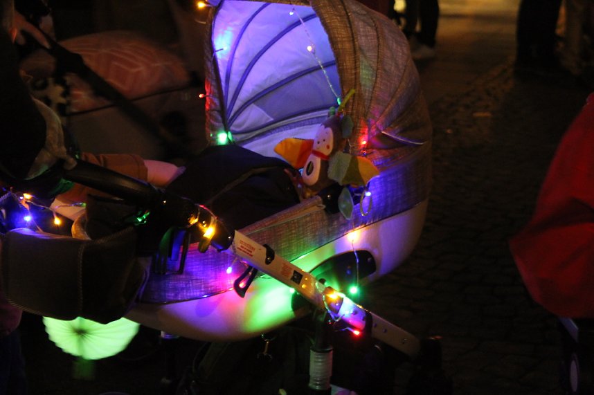 Bunter Kinderwagen beim Martinsumzug durch Bad Langensalza