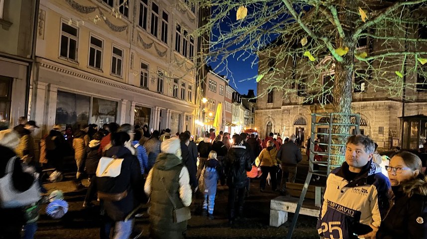Bunter Kinderwagen beim Martinsumzug durch Bad Langensalza