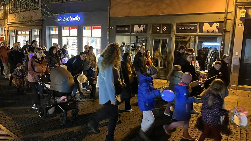 Bunter Kinderwagen beim Martinsumzug durch Bad Langensalza