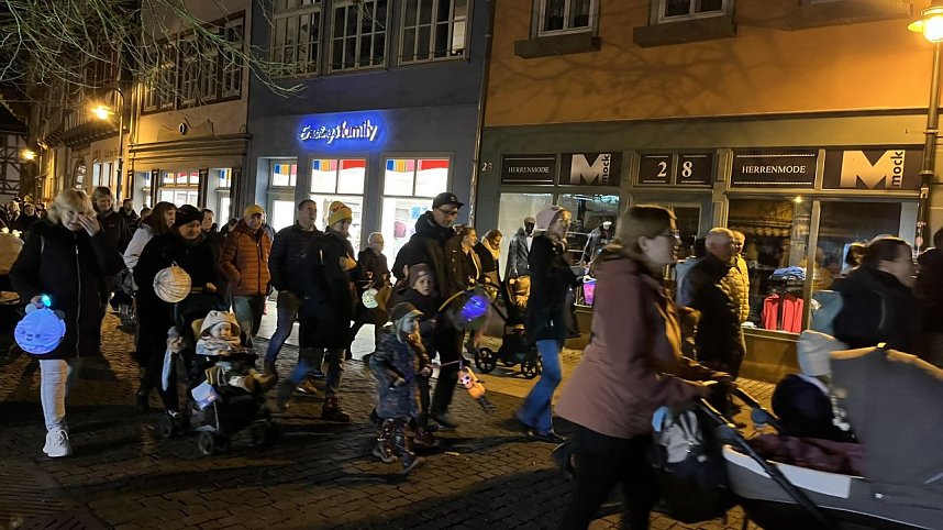 Bunter Kinderwagen beim Martinsumzug durch Bad Langensalza