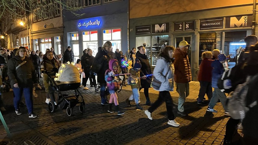 Bunter Kinderwagen beim Martinsumzug durch Bad Langensalza