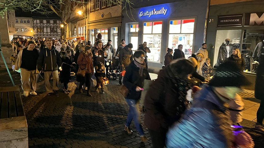 Bunter Kinderwagen beim Martinsumzug durch Bad Langensalza