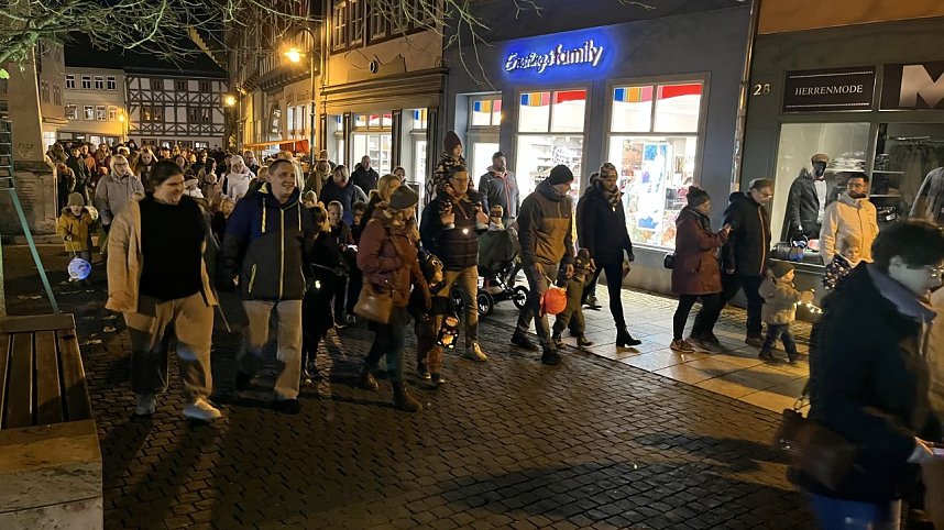 Bunter Kinderwagen beim Martinsumzug durch Bad Langensalza