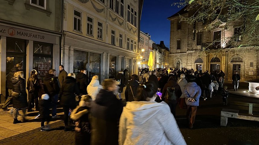 Bunter Kinderwagen beim Martinsumzug durch Bad Langensalza