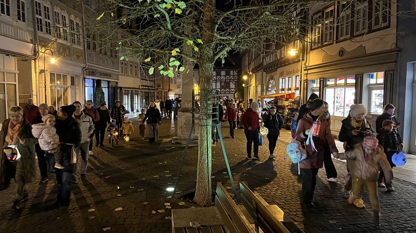 Bunter Kinderwagen beim Martinsumzug durch Bad Langensalza