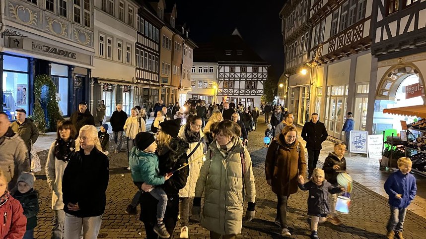 Bunter Kinderwagen beim Martinsumzug durch Bad Langensalza