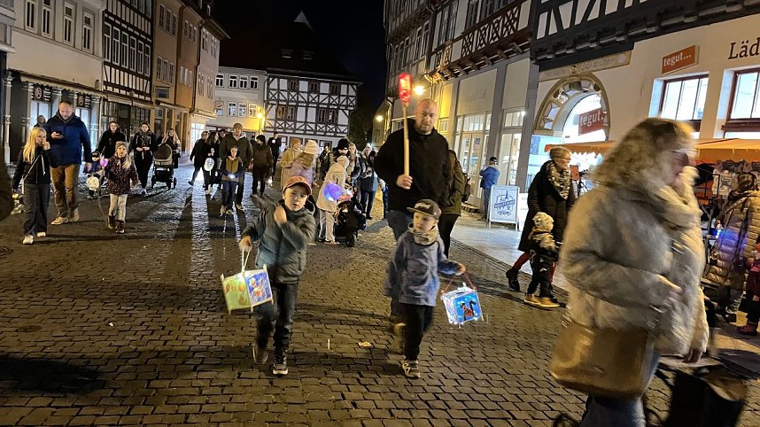 Bunter Kinderwagen beim Martinsumzug durch Bad Langensalza