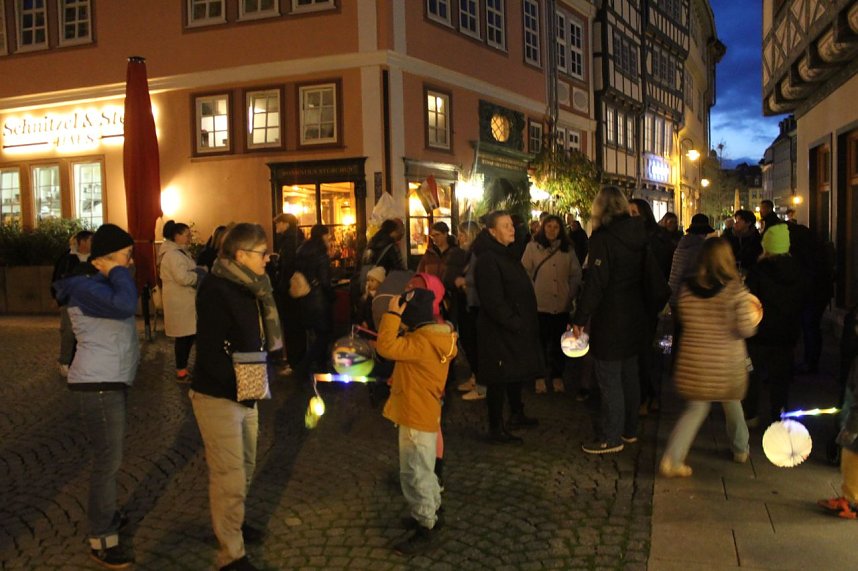 Bunter Kinderwagen beim Martinsumzug durch Bad Langensalza