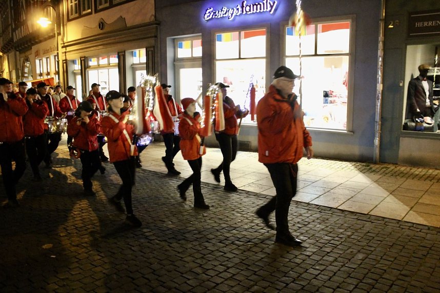 Bunter Kinderwagen beim Martinsumzug durch Bad Langensalza