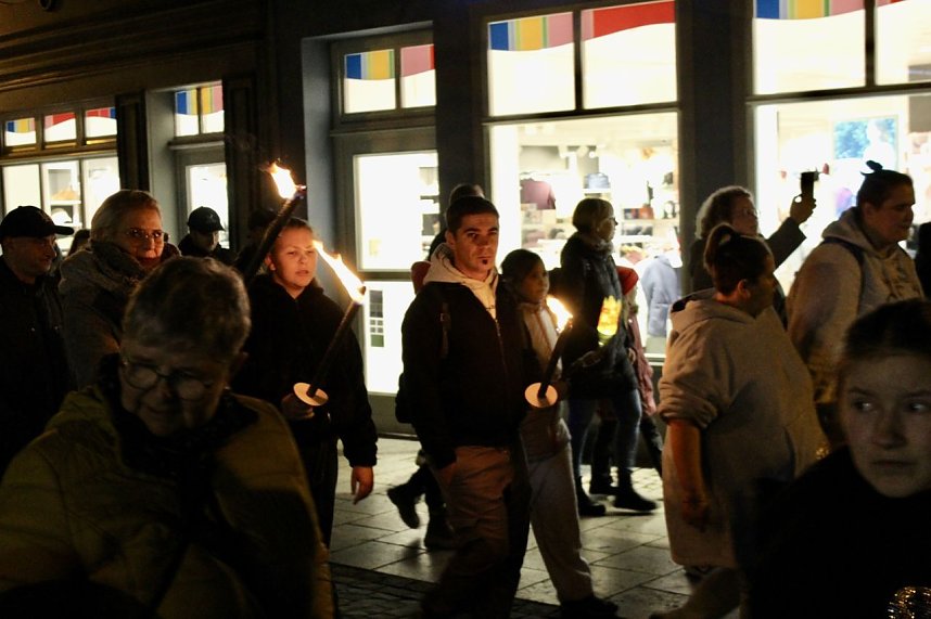 Bunter Kinderwagen beim Martinsumzug durch Bad Langensalza