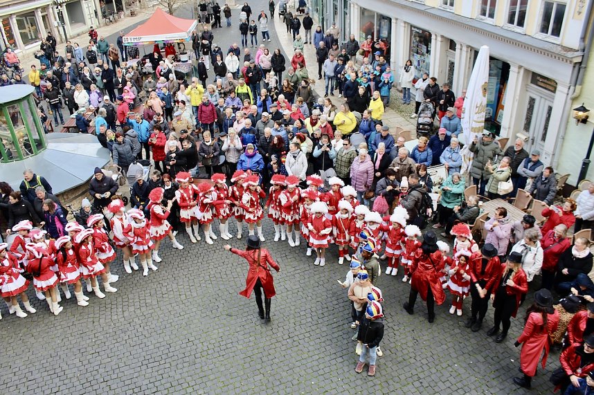 Beginn der 5. Jahreszeit. Kinder erst&uuml;rmen Langensalzaer Rathaus