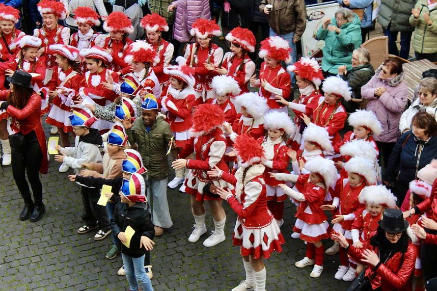 Beginn der 5. Jahreszeit. Kinder erst&uuml;rmen Langensalzaer Rathaus