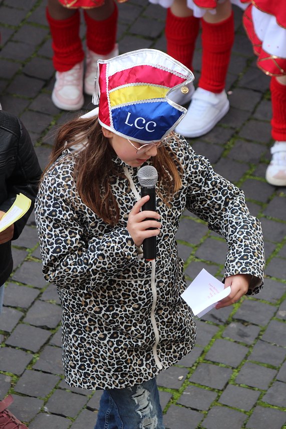 Beginn der 5. Jahreszeit. Kinder erst&uuml;rmen Langensalzaer Rathaus