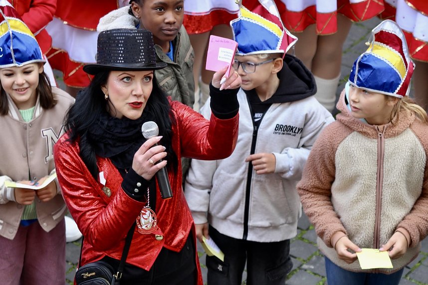 Beginn der 5. Jahreszeit. Kinder erst&uuml;rmen Langensalzaer Rathaus
