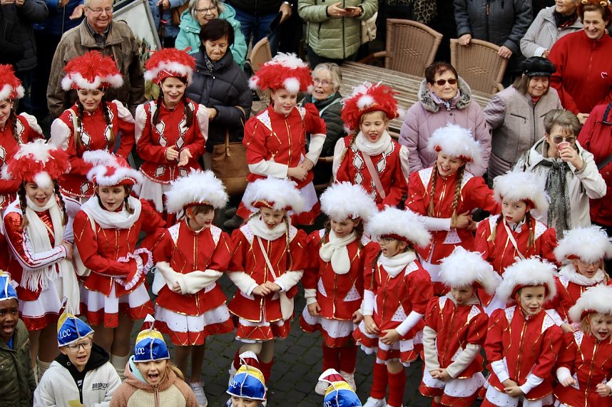 Beginn der 5. Jahreszeit. Kinder erst&uuml;rmen Langensalzaer Rathaus