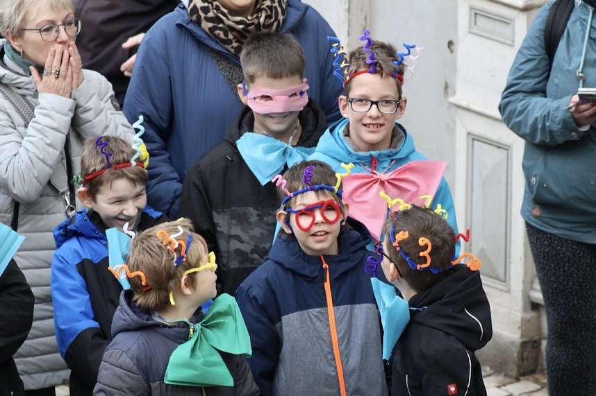 Beginn der 5. Jahreszeit. Kinder erst&uuml;rmen Langensalzaer Rathaus