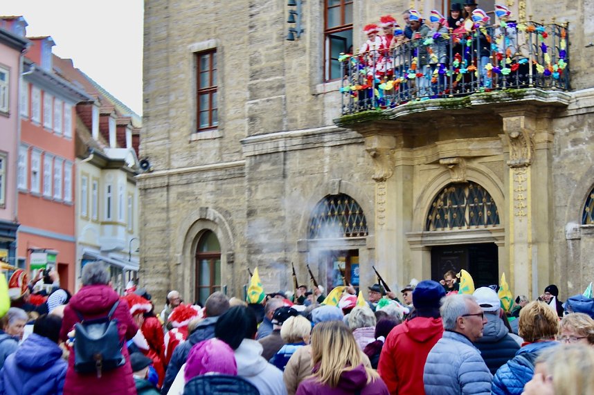 Beginn der 5. Jahreszeit. Kinder erst&uuml;rmen Langensalzaer Rathaus