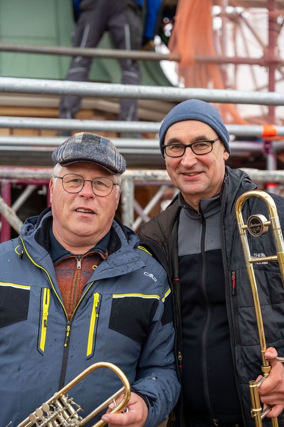 Zeitkapseln und neue Spitze f&uuml;r die lLngensalzaer Marktkirche 