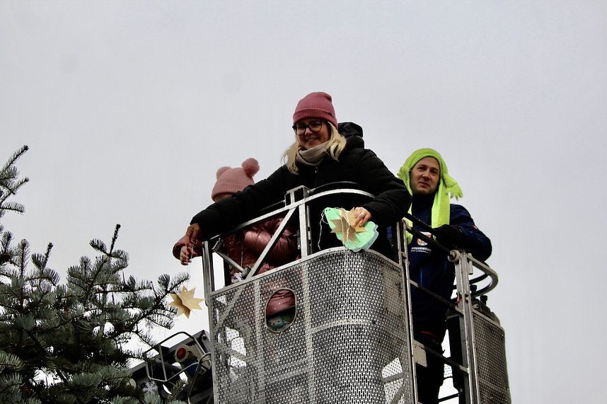 Gro&szlig;e Freude bei kleinen Wichteln - Kita Kinder schm&uuml;cken Weihnachtsbaum am Bad Langensalzaer Rathaus