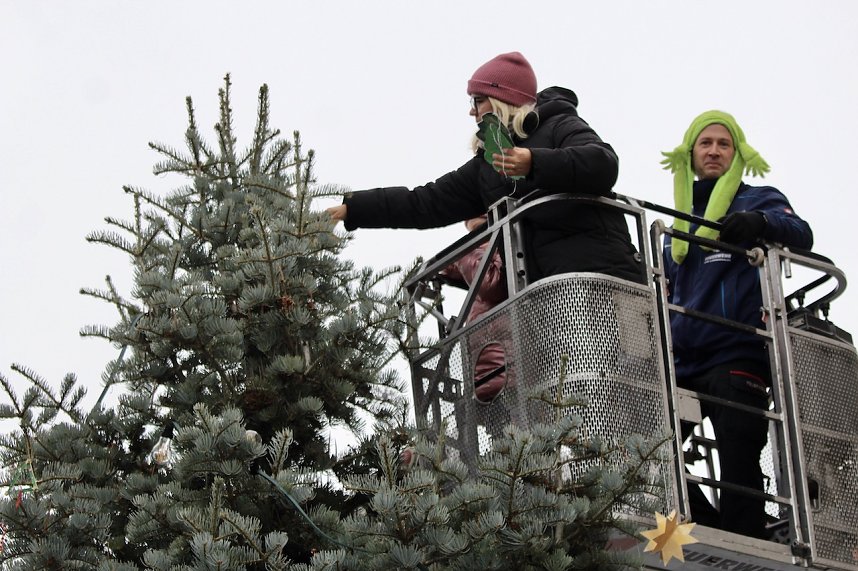 Gro&szlig;e Freude bei kleinen Wichteln - Kita Kinder schm&uuml;cken Weihnachtsbaum am Bad Langensalzaer Rathaus