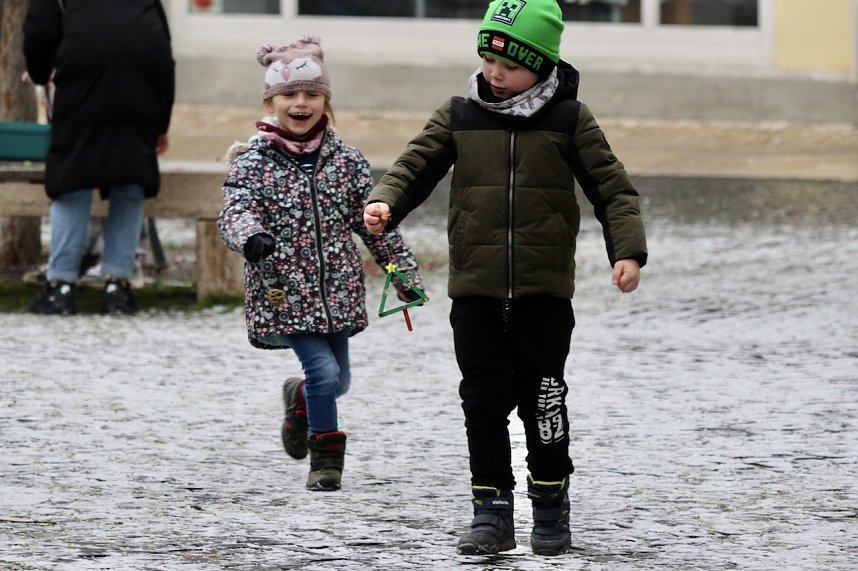 Gro&szlig;e Freude bei kleinen Wichteln - Kita Kinder schm&uuml;cken Weihnachtsbaum am Bad Langensalzaer Rathaus