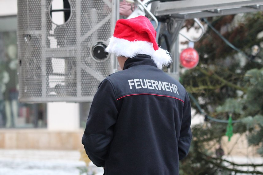 Gro&szlig;e Freude bei kleinen Wichteln - Kita Kinder schm&uuml;cken Weihnachtsbaum am Bad Langensalzaer Rathaus
