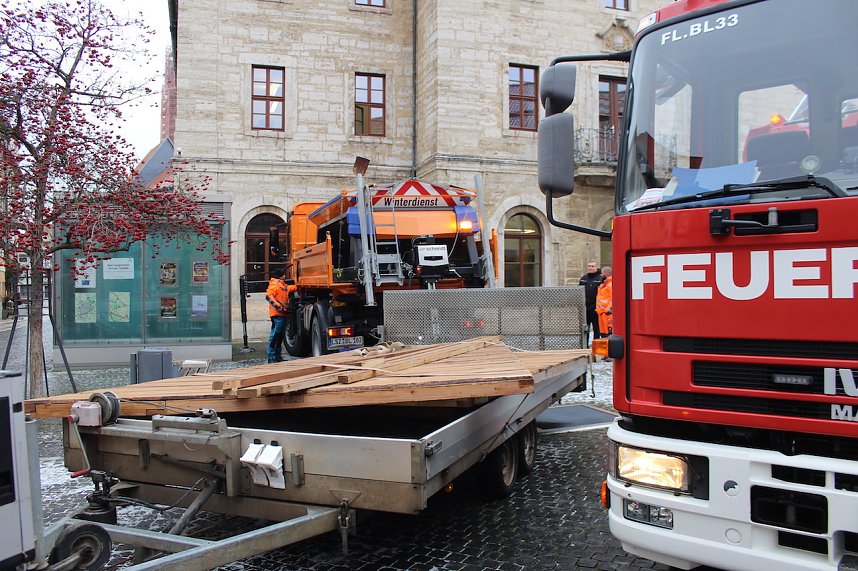 Gro&szlig;e Freude bei kleinen Wichteln - Kita Kinder schm&uuml;cken Weihnachtsbaum am Bad Langensalzaer Rathaus