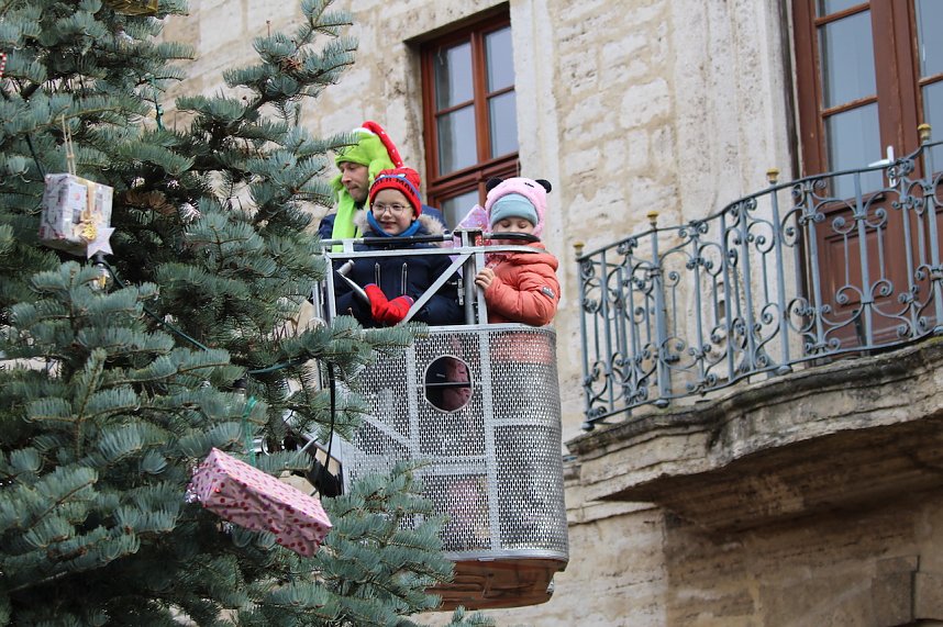 Gro&szlig;e Freude bei kleinen Wichteln - Kita Kinder schm&uuml;cken Weihnachtsbaum am Bad Langensalzaer Rathaus