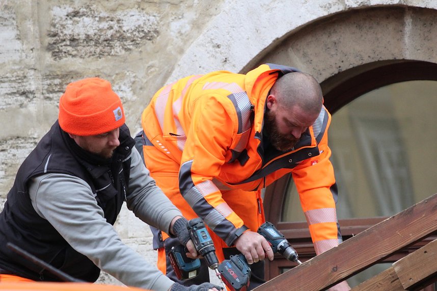 Gro&szlig;e Freude bei kleinen Wichteln - Kita Kinder schm&uuml;cken Weihnachtsbaum am Bad Langensalzaer Rathaus