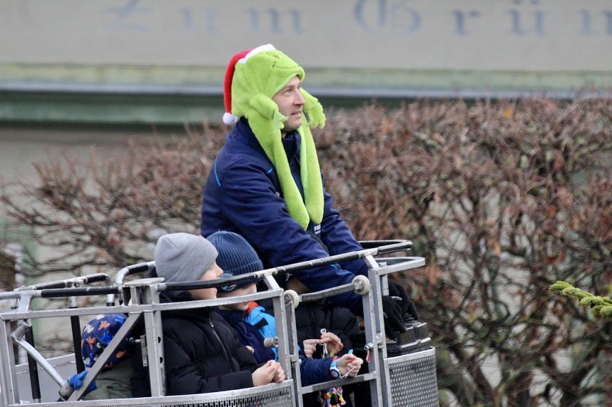 Gro&szlig;e Weihnachtsbaumschm&uuml;ck-Aktion auf dem T&ouml;pfermarkt in Bad Langensalza
